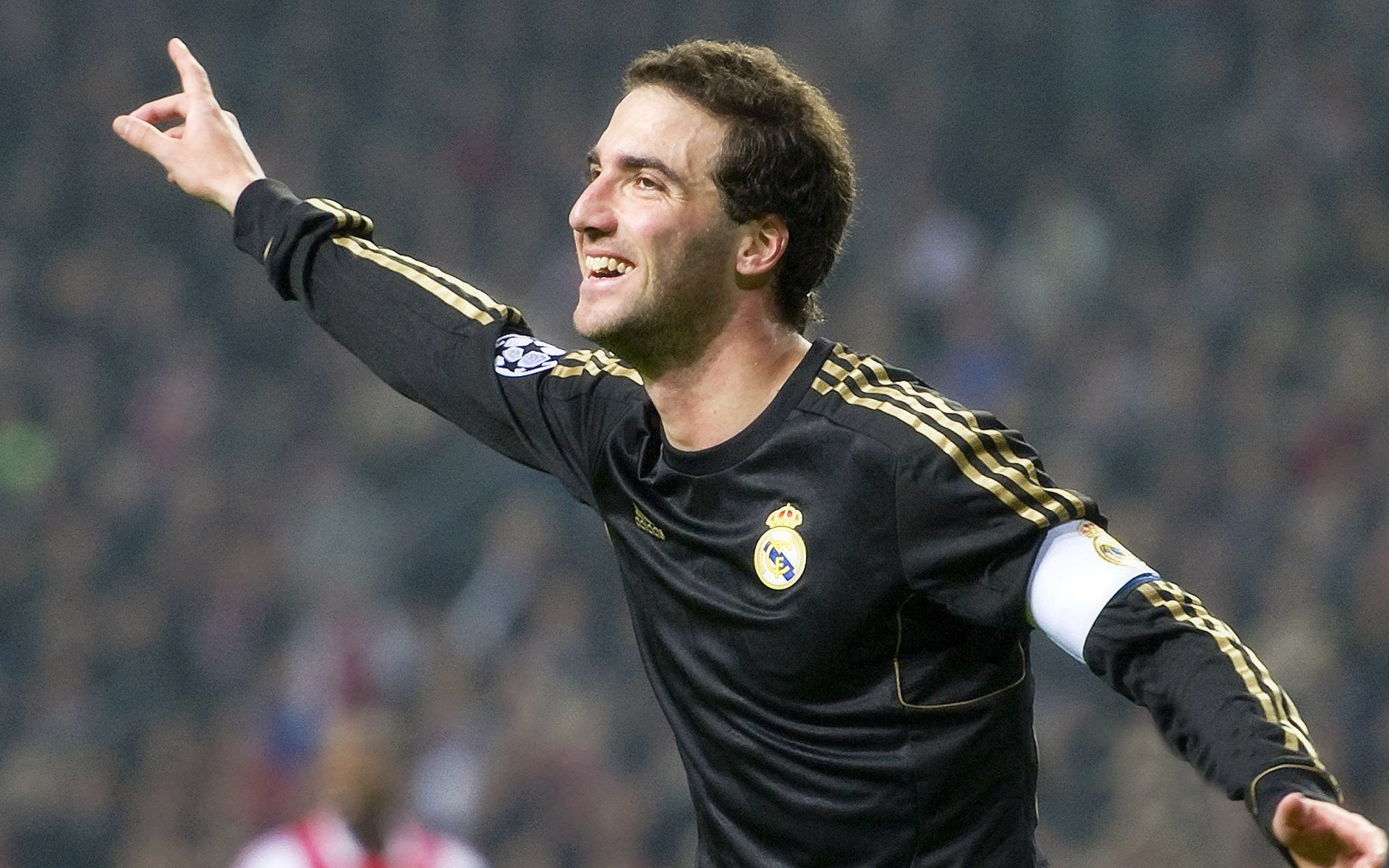 FB体育赛事-绿茵场上的双重奏，贝林厄姆压力下的璀璨绽放与马赛掀翻智利的战术革命